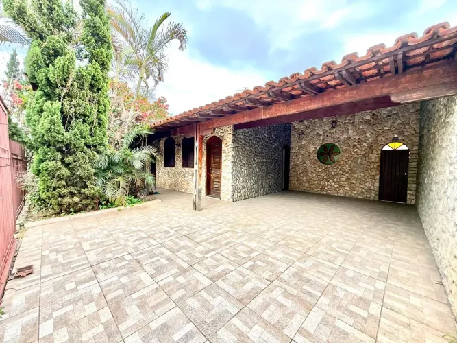 Casa com 3 quartos sendo 1 suíte 4 banheiros 2 vagas