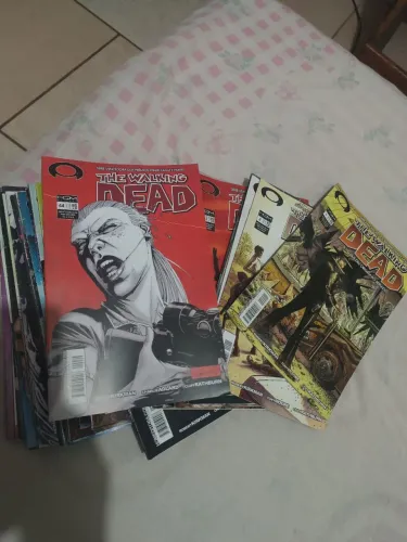 Coleção de the walking dead 1 ao 44 edições (HQM) estado semi novo ,e bem conservadas