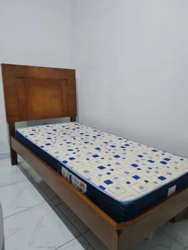 Cama de solteiro em madeira maciça