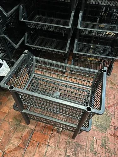 Cestos plásticos empilháveis P e M - R$ 5 cada - mudança