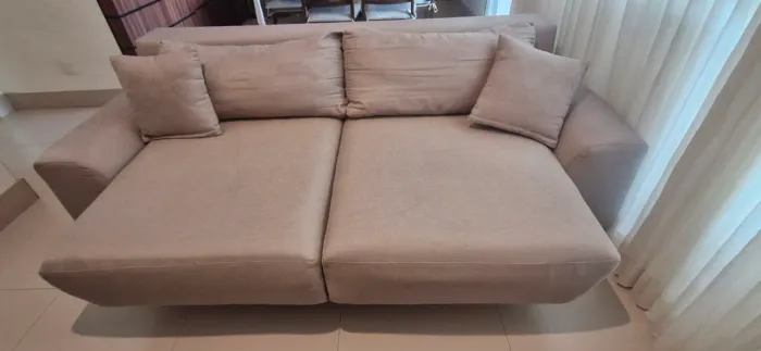 Sofá retrátil.  Espaço para 4 pessoas.