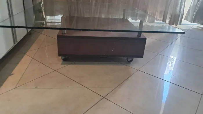 Mesa de centro com tampa de vidro e rodinhas