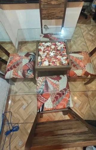 MESA DE JANTAR COM TAMPO DE VIDRO + 4 CADEIRAS ESTOFADAS ? ESTADO DE NOVA!