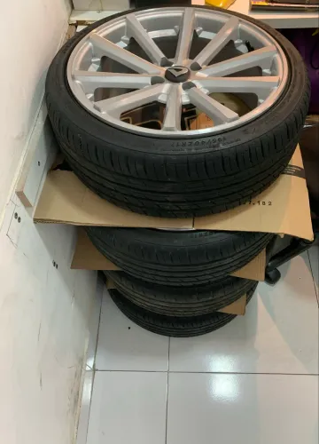 Rodas esportivas com pneus novos