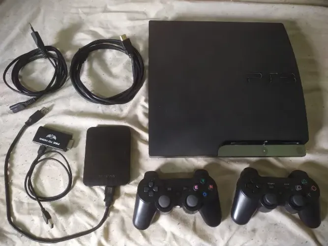 PS3 desbloqueado, com 2 controles, 1 HD externo 500 Gb com 20 jogos