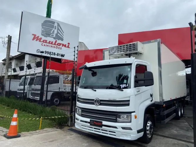 VOLKSWAGEN 13-180 EQUIPADO COM BAÚ REFRIGERADO ATÉ -10 DE 6,00M