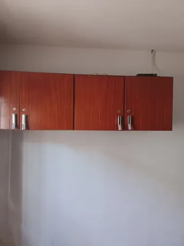 Armário aéreo de madeira maciça (não é madeira compensada)