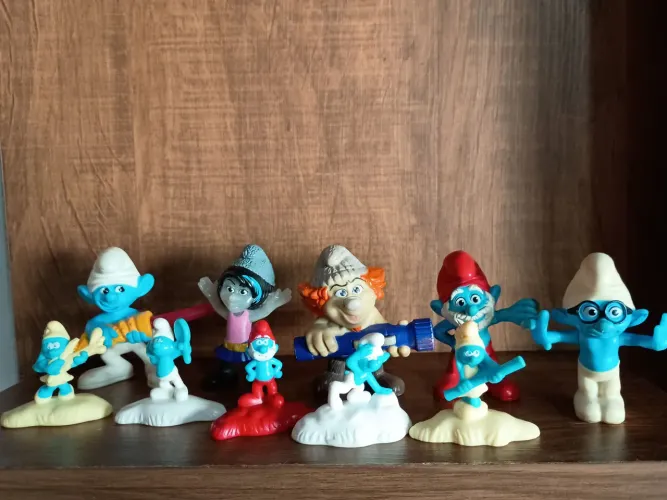 10 bonecos miniaturas Smurfs usados na condição das fotos 