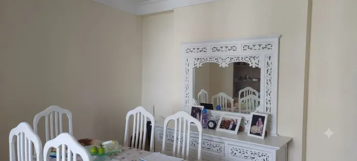Conjunto de mesa, 4 cadeiras cristaleira e espelho brancos