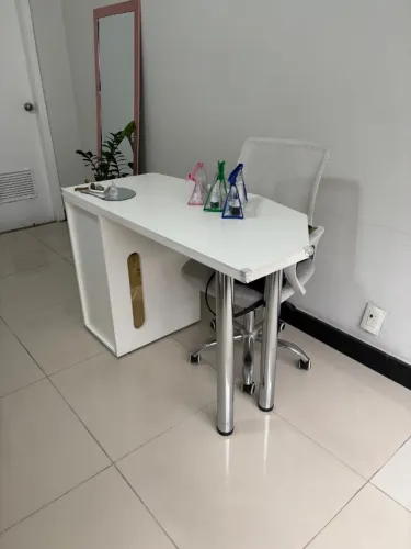 Mesa escritório em MDP e pé cromado + cadeira de brinde