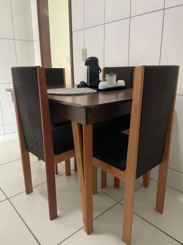 Mesa de Jantar com 4 Cadeiras - Madeira e Estofado Escuro