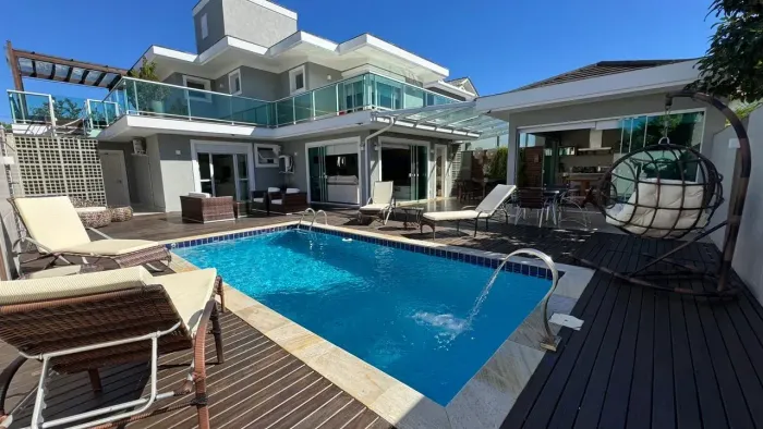 Casa para aluguel anual ou mensal com 4 suítes em Jurere Internacional