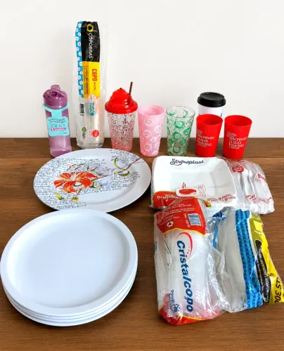 Kit Utilidades Plásticas para Festa - Copos, Pratos e Descartáveis