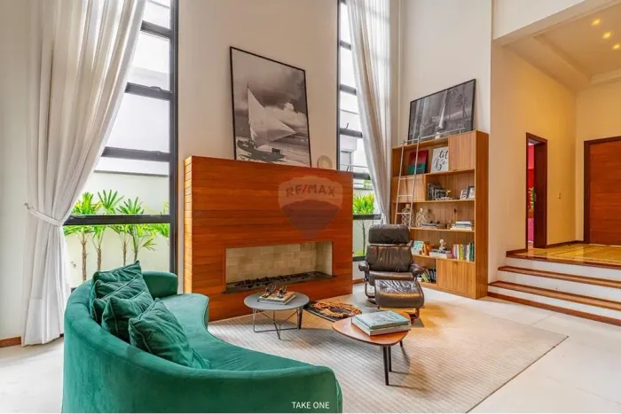 Vende-se casa com 5 suítes, escritório, gourmet completo - Condomínio Ouro Verde - Valinho