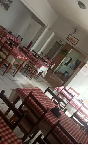 12 Mesas com 4 cadeiascada topo de fórmica branca