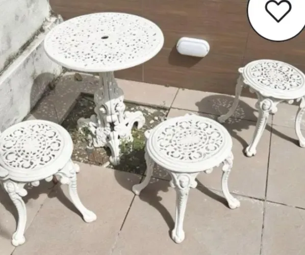 Conjunto com mesa e 3 bancos em ferro fundido 