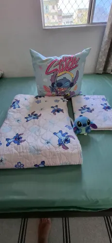 Kit do Stitch: Cobre leito dupla face, fronha, almofada e 5 camisetas