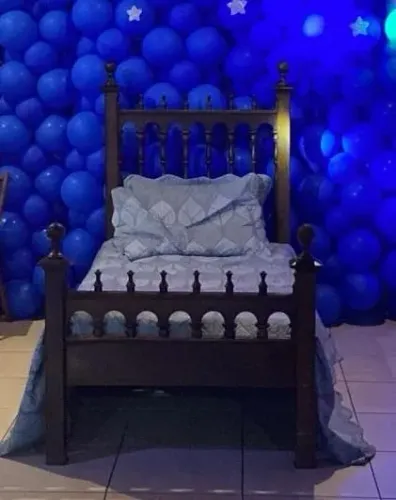 Cama estilo viúva para quem gosta de antiguidades