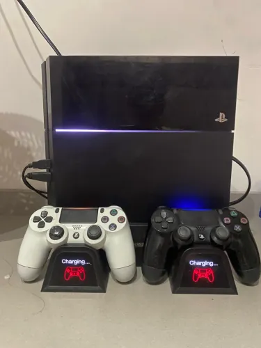 PlayStation 4 Fat + Base de Carregamento + 8 Jogos!