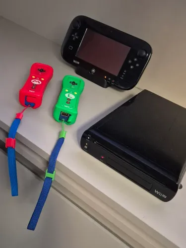 Nintendo Wii U + 12 jogos (Mario Kart digital) + 2 controles (M & L) + controle nunchuck 