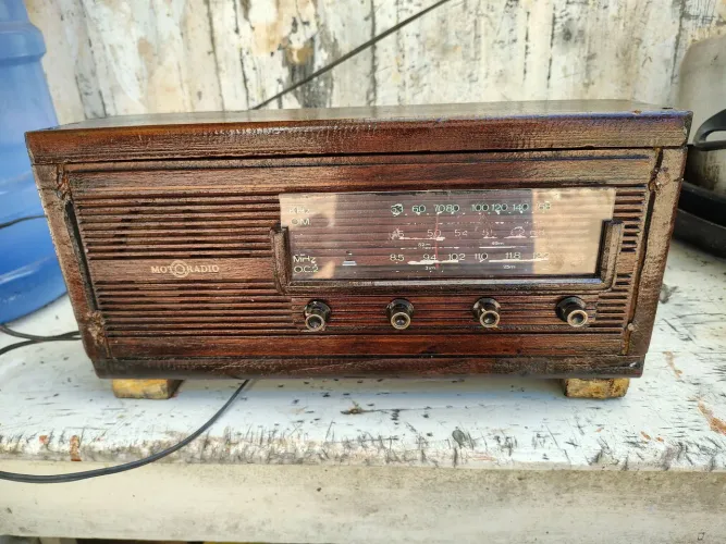 Motoradio antigo de madeira 
