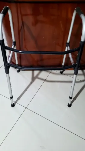 Andador em alumínio ajustável