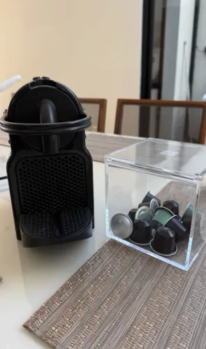 Cafeteira Nespresso Inissia 110v + porta-cápsulas de acrílico da nespresso