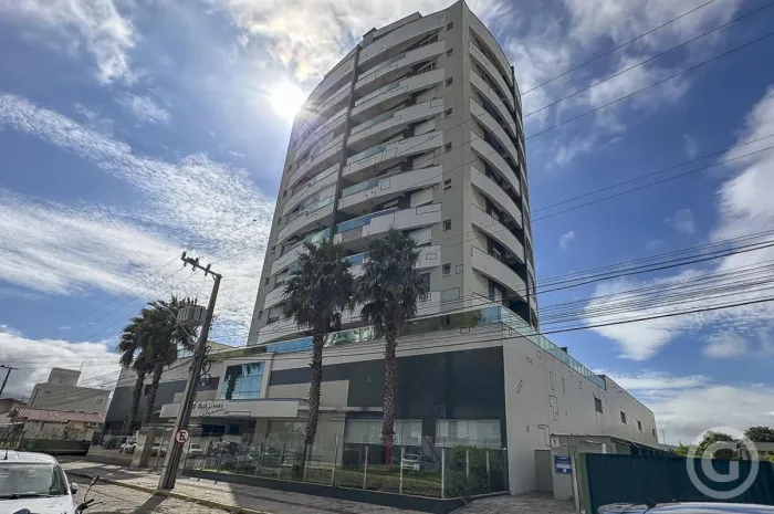 Seu novo lar na Trindade: Apartamento amplo com sacada e garagem dupla