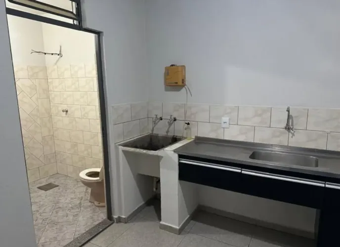Barracão com 2 banheiros