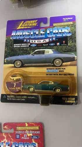 Johnny Lightning Muscle Cars USA 1973 Dodge Charger 1:64 - Raro
