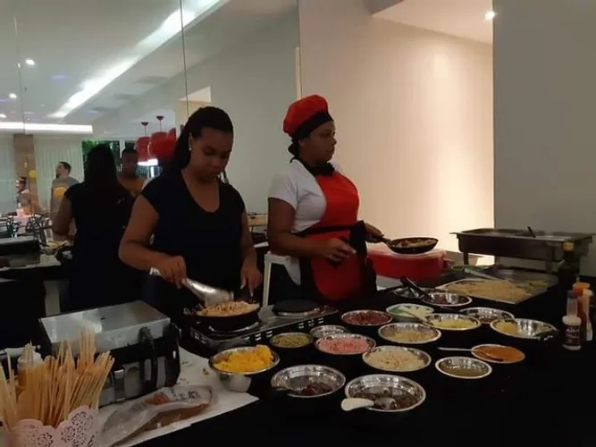 Buffet tipo spoleto massas e crespes
