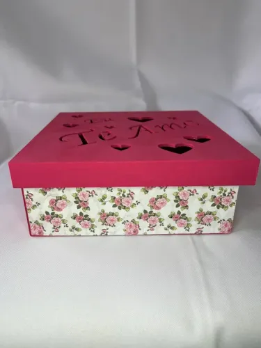Caixa em MDF Tampa de Sapato 17x17x6,5 Rosa Vazada ?Eu Te Amo? ? 