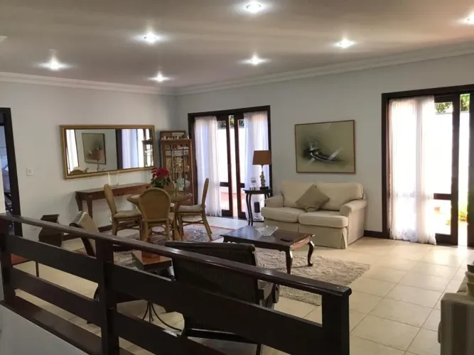 Casa sólida , com piscina e churrasqueira