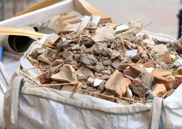 ENTULHOS ferro-velho, resíduo, rejeito, alfarrabista e tarega RETIRAMOS ENTULHOS ferro-vel
