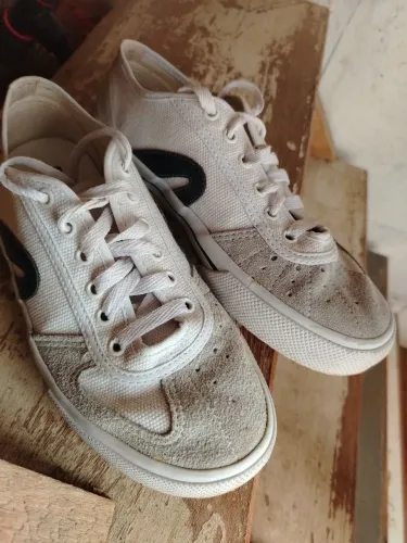 Tênis branco com detalhes em cinza