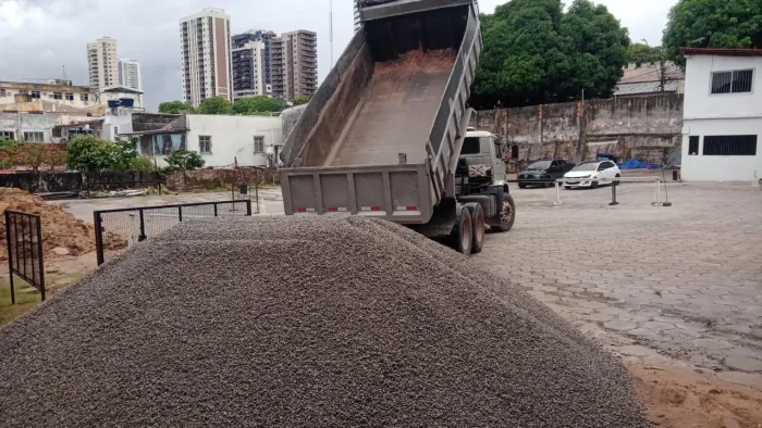 Brita Seixo Areia Pedra Terra Preta e Aterros em geral