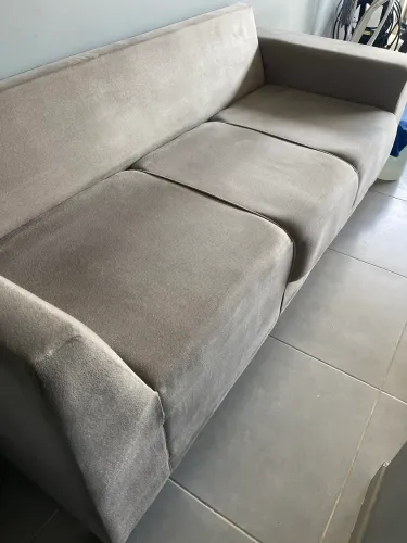 Dois Sofás de 3 lugares com 6 almofadas. Entrego higienizado ( limpo) , espuma boa . 