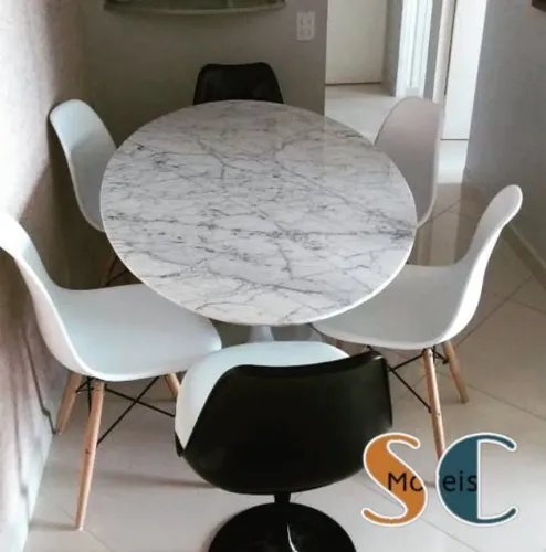 Mesa Saarinen com Tampo de Mármore Carrara