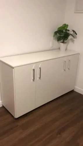 Armário Branco 4 Portas Com Rodinhas e Design Moderno