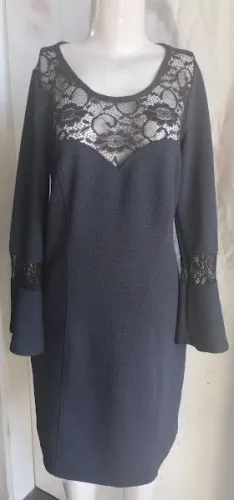 Vestido preto com manga boca de sino e renda