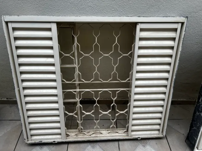Janela Veneziana ampla de 1,20x1,00 com grade e vidro