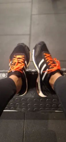 Tênis adidas, acompanha cadarço preto.