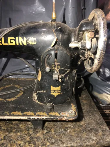 Máquina de costura "ELGIN"