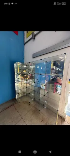 Estante de vidro espelhada para loja