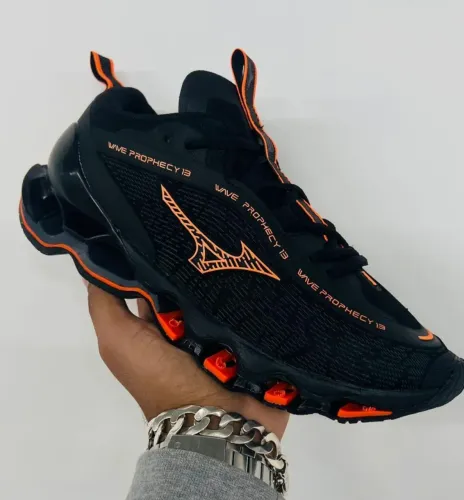 Mizuno Wave Prophecy 13 - Preto com detalhes laranja