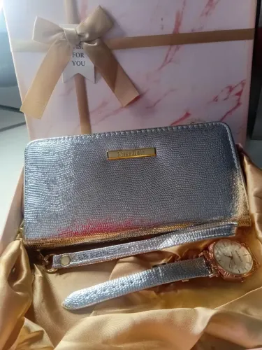 Relógio e Bolsa Prata.