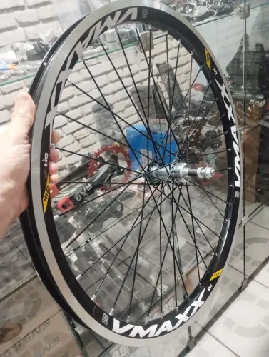 Roda traseira Vmaxx com raio grosso