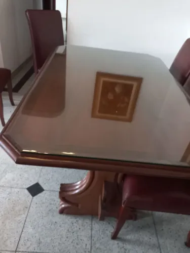 Vendo uma mesa de jantar antiga em madeira rústica com 6 cadeiras em perfeito estado de 