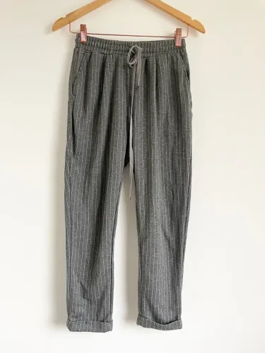 Calça jogger cinza risca de giz tam P