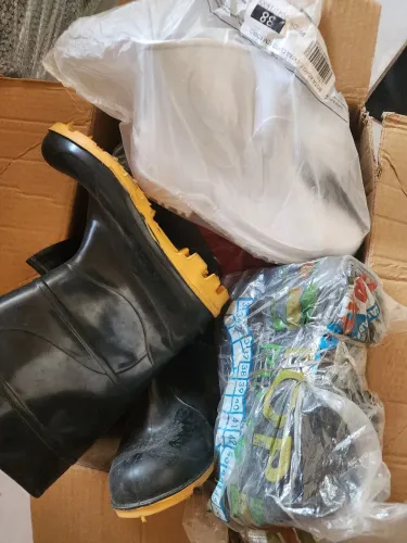 Bota de vários modelos - Tamanhos variados e capacetes de segurança 